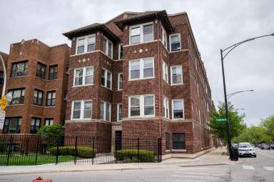 Main picture of 1316 W Montrose Ave