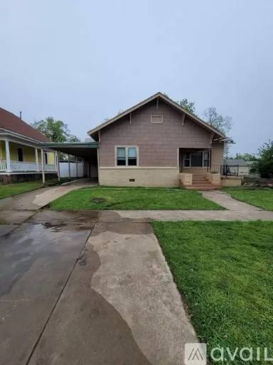 Main picture of 616 E Broadway St