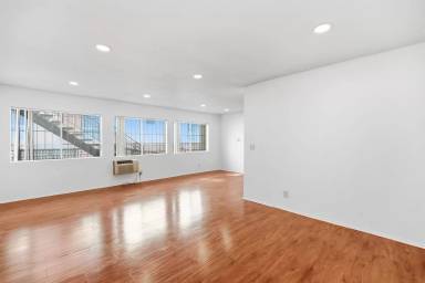 Main picture of 956 Elden Ave