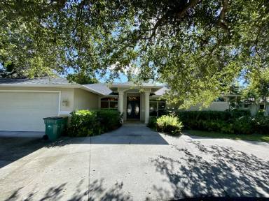 Main picture of 200 Fairway Cir