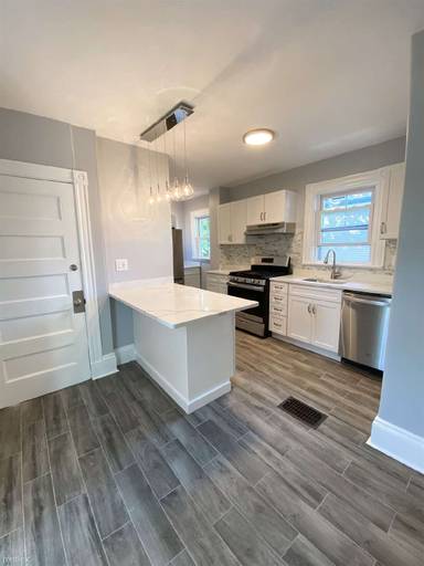 Main picture of 1385 River St