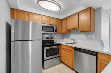 Main picture of 744 Executive Center Dr