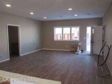 Main picture of 13 W Court Dr