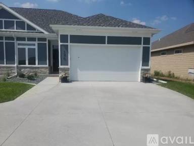 Main picture of 176 N Canterbury Cir