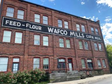 Main picture of 801 W McGee St