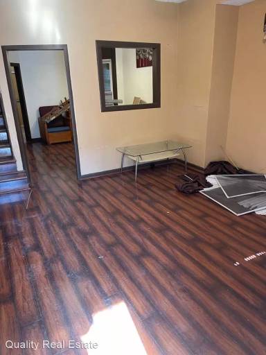 Main picture of 831 E Schiller St