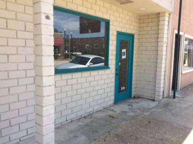 Main picture of 210 E Main St