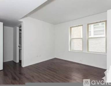 Main picture of 925 W Carmen Ave