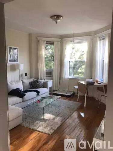 Main picture of 352 Riverway