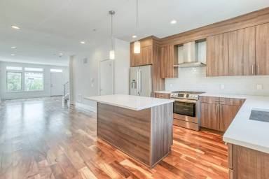 Main picture of 740 S Christopher Columbus Blvd