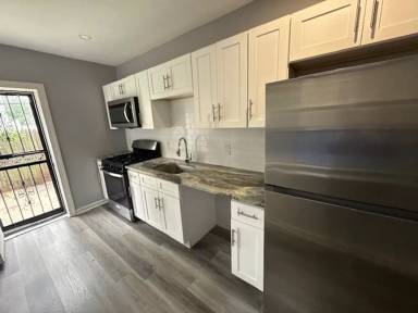 Main picture of 2534 N Lee St