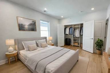 Main picture of 4140 W Girard Ave