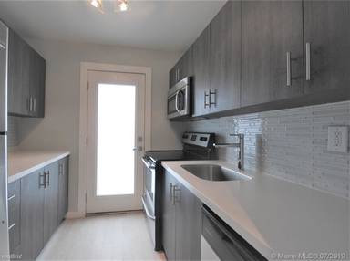 Main picture of 1600 West Ave