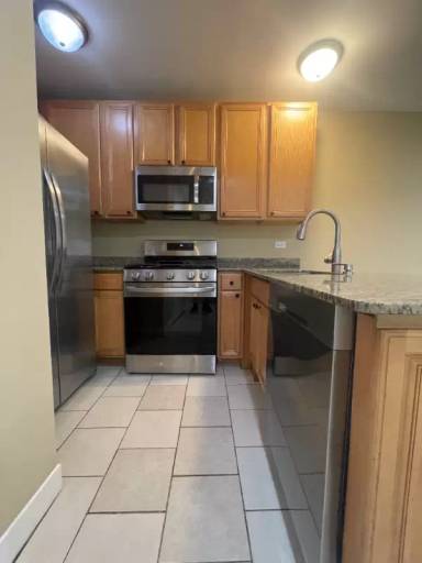 Main picture of 2724 W Lunt Ave