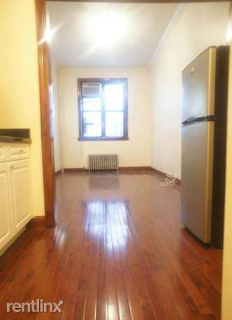 Main picture of 213 W 18th St