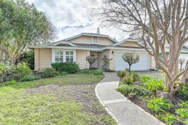 Main picture of 1925 Oak Bluff Way