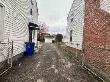 Main picture of 15715 Glendale Ave