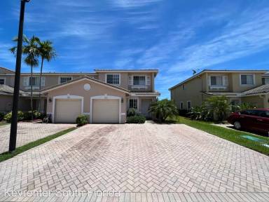 Main picture of 5920 Royal Way