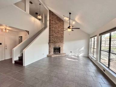 Main picture of 15606 Knollhollow