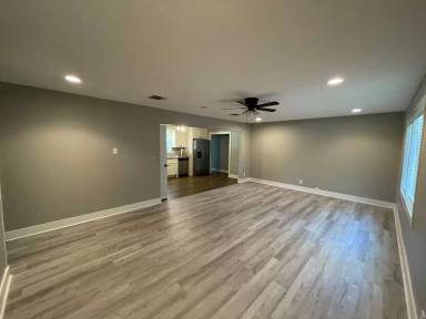 Main picture of 142 W Oak Ln