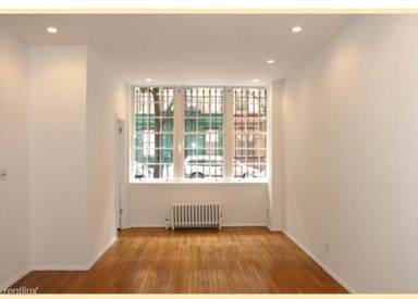 Main picture of 316 E 92nd St