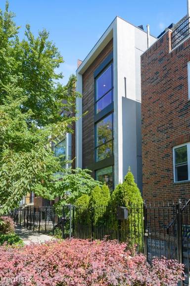 Main picture of 1545 N Wood St