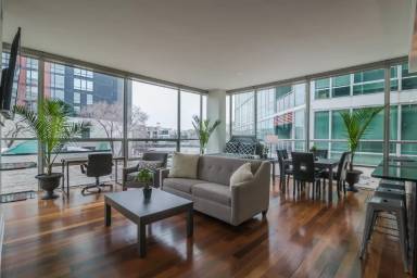 Main picture of 1624 W Division St