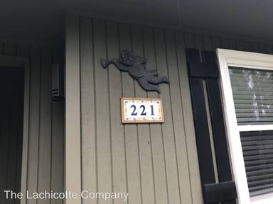 Main picture of 221 Fox Ln