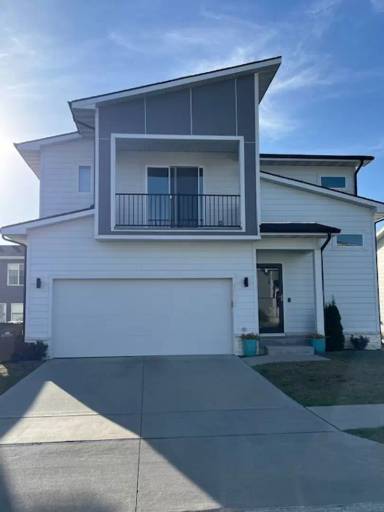 Main picture of 1402 NE Polk Dr