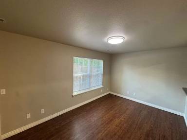 Main picture of 904 S Wood Ave
