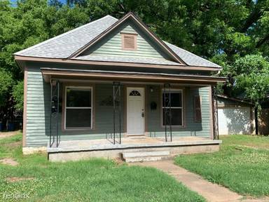 Main picture of 216 S Lowry St