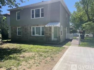 Main picture of 2442 E Market St