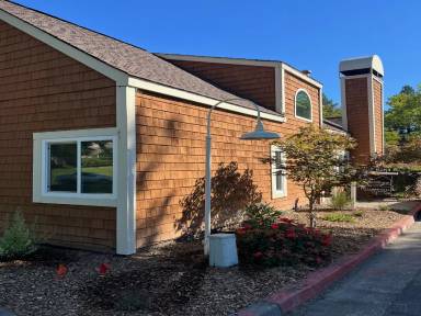 Main picture of 2450 Lakeview Dr
