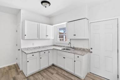 Main picture of 400 N Maple Ave