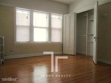 Main picture of 816 W Waveland Apartments