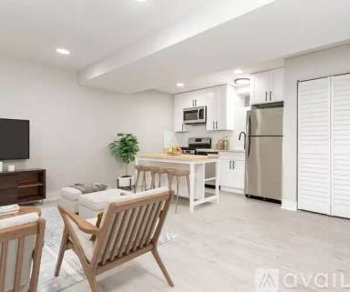 Main picture of 1545 W Augusta Blvd