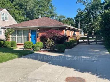 Main picture of 2383 Clarendon Ave