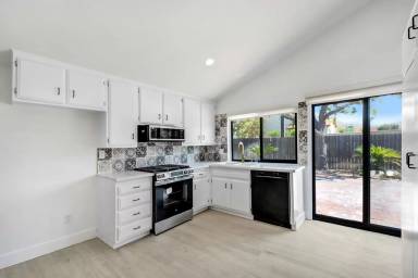 Main picture of 2551 La Praix St