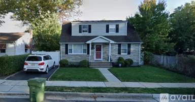 Main picture of 910 E Henry St