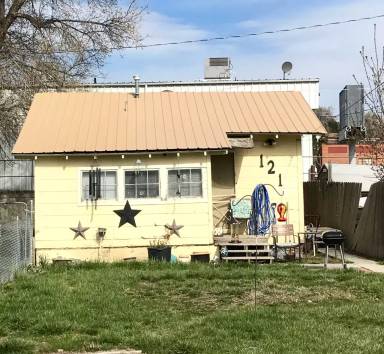 Main picture of 133 W River St