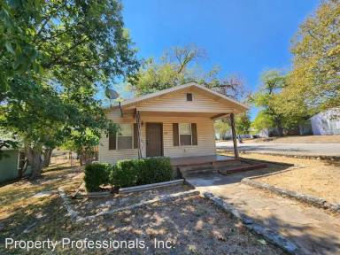 Main picture of 604 S Academy Ave