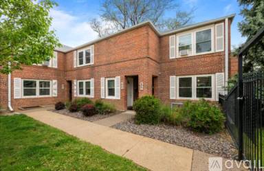Main picture of 2867 Jasmine St