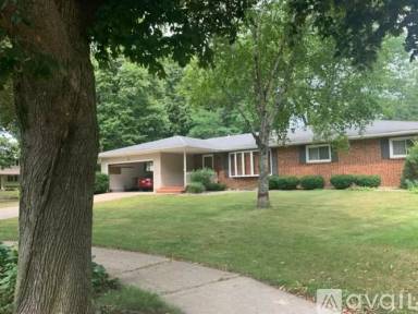 Main picture of 17 Dumont Cir