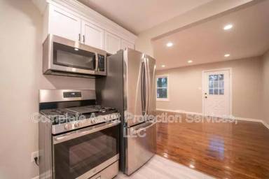 Main picture of 2730 Strong St