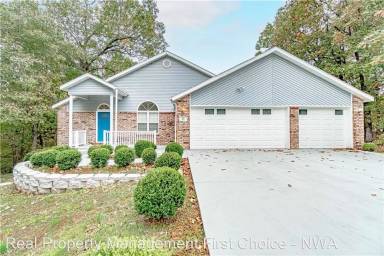 Main picture of 11 W Elvendon Dr