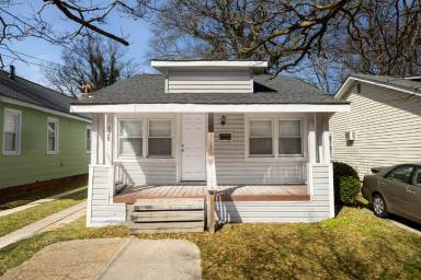 Main picture of 828 W 42nd St