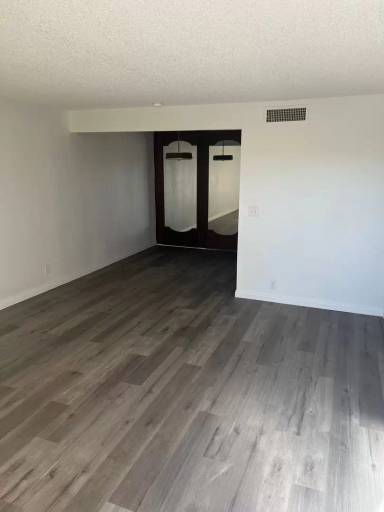 Main picture of 615 S Royal Crest Cir