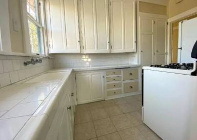 Main picture of 640-646 E 8th St