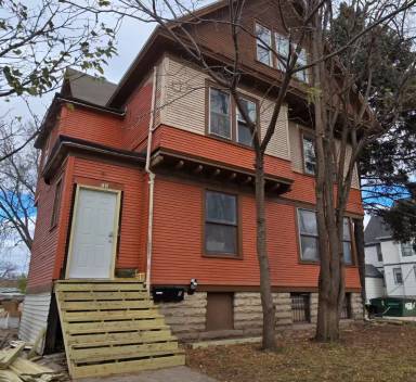 Main picture of 113 W Division St