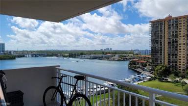 Main picture of Winston Towers 100